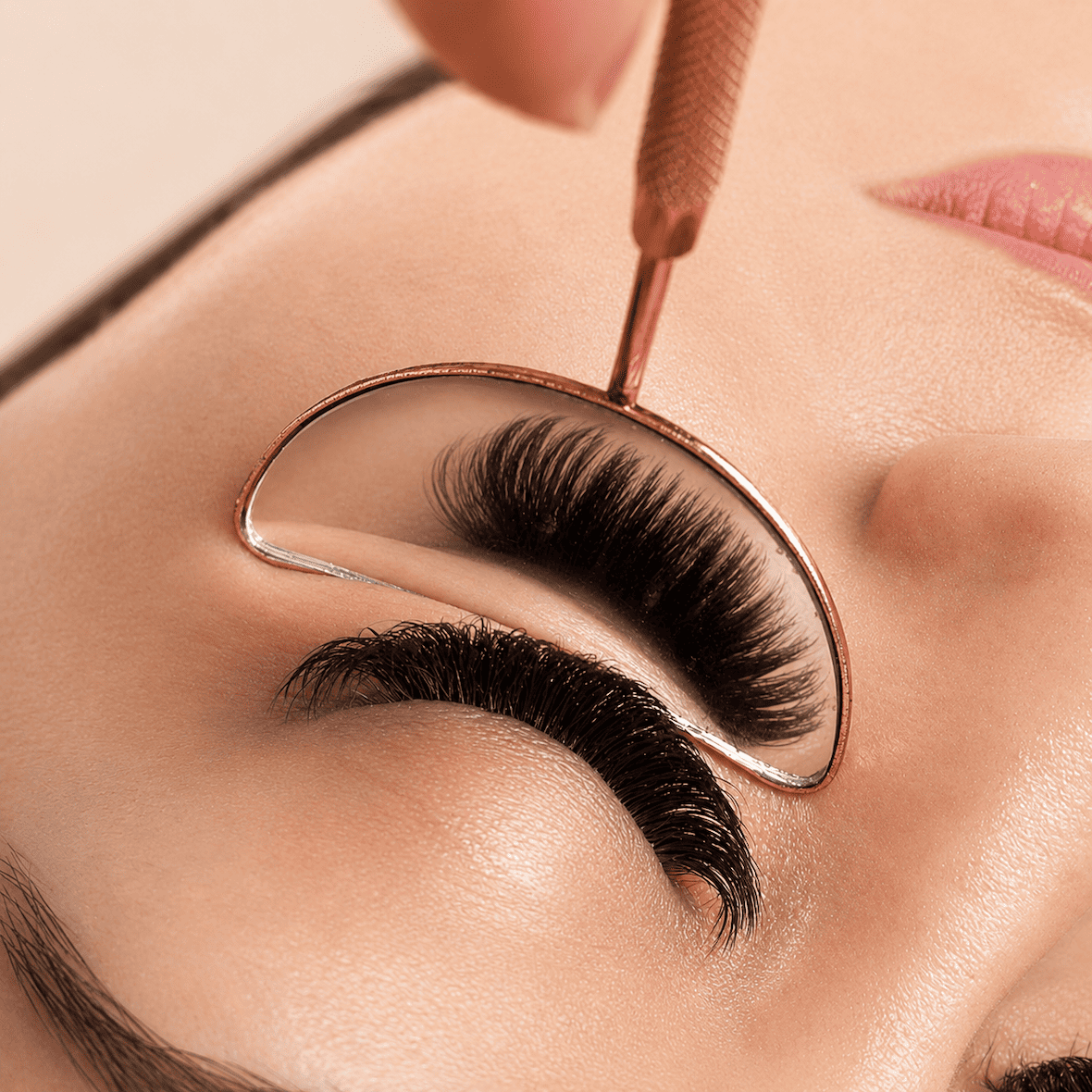 Détail d’une pose de cils Simphonie